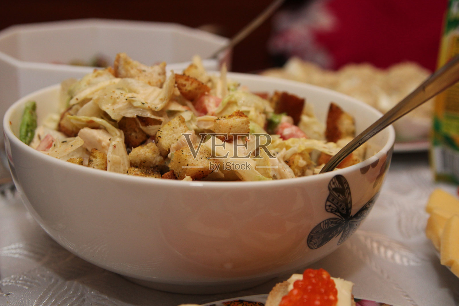 凯撒沙拉摆在家里的餐桌上照片摄影图片