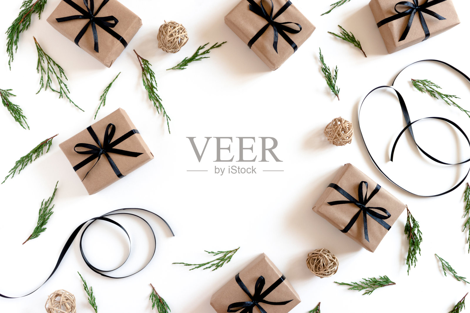 边界框架由针叶树的树枝,图册丝带,牛皮纸包装的礼盒在白色的背景照片摄影图片