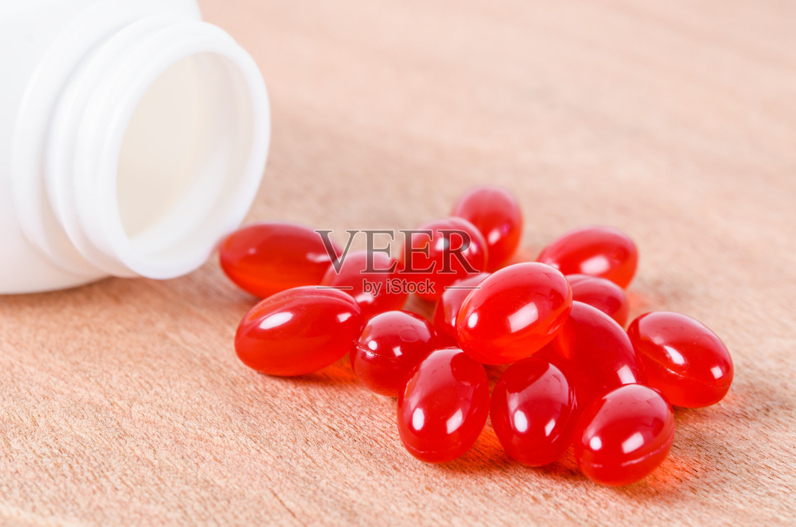 维生素辅酶Q10和瓶子上的木制背景。照片摄影图片