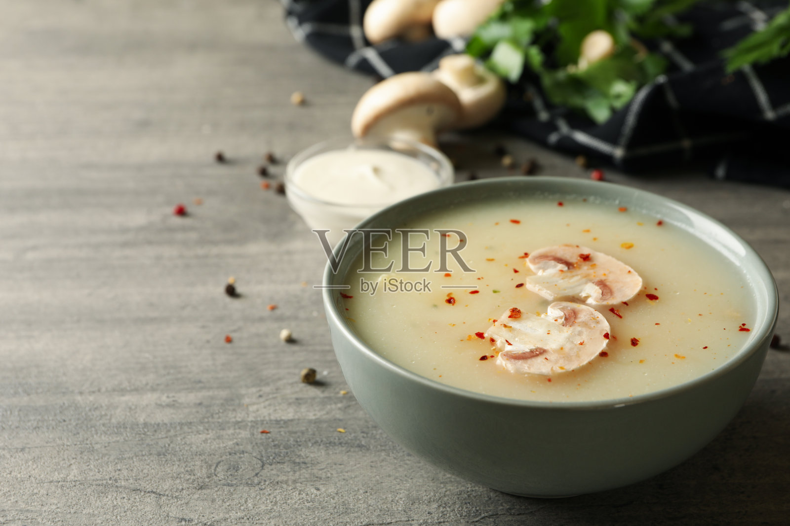 美味的午餐和一碗蘑菇汤的概念在灰色的背景照片摄影图片