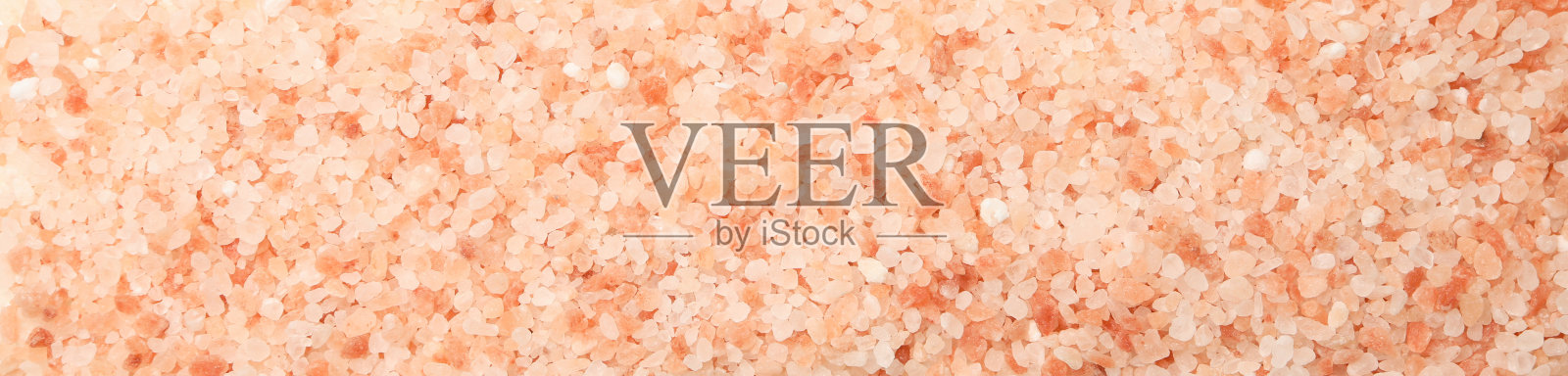 粉红色的喜马拉雅盐在白色的背景,俯视图照片摄影图片