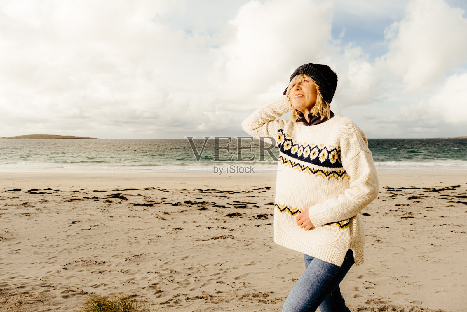 苏格兰外赫布里底群岛,Berneray海滩上的散步照片摄影图片