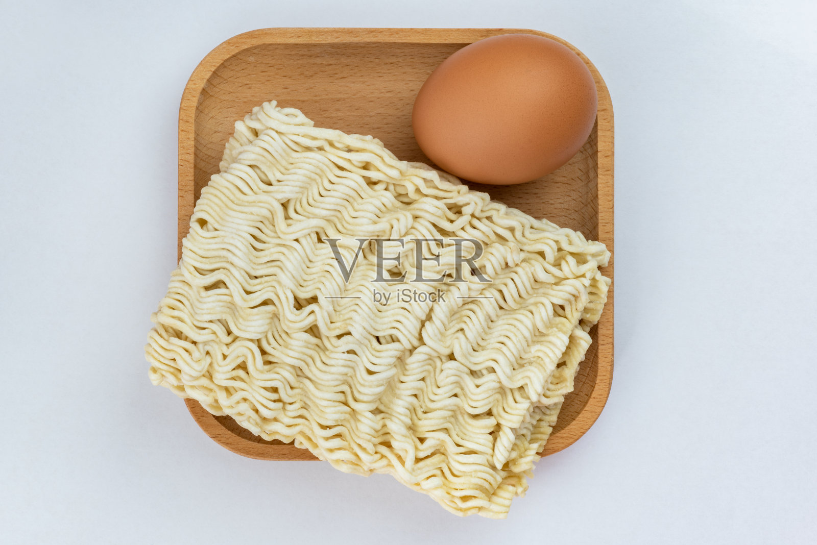 一个在木盘上的泡面和鸡蛋照片摄影图片