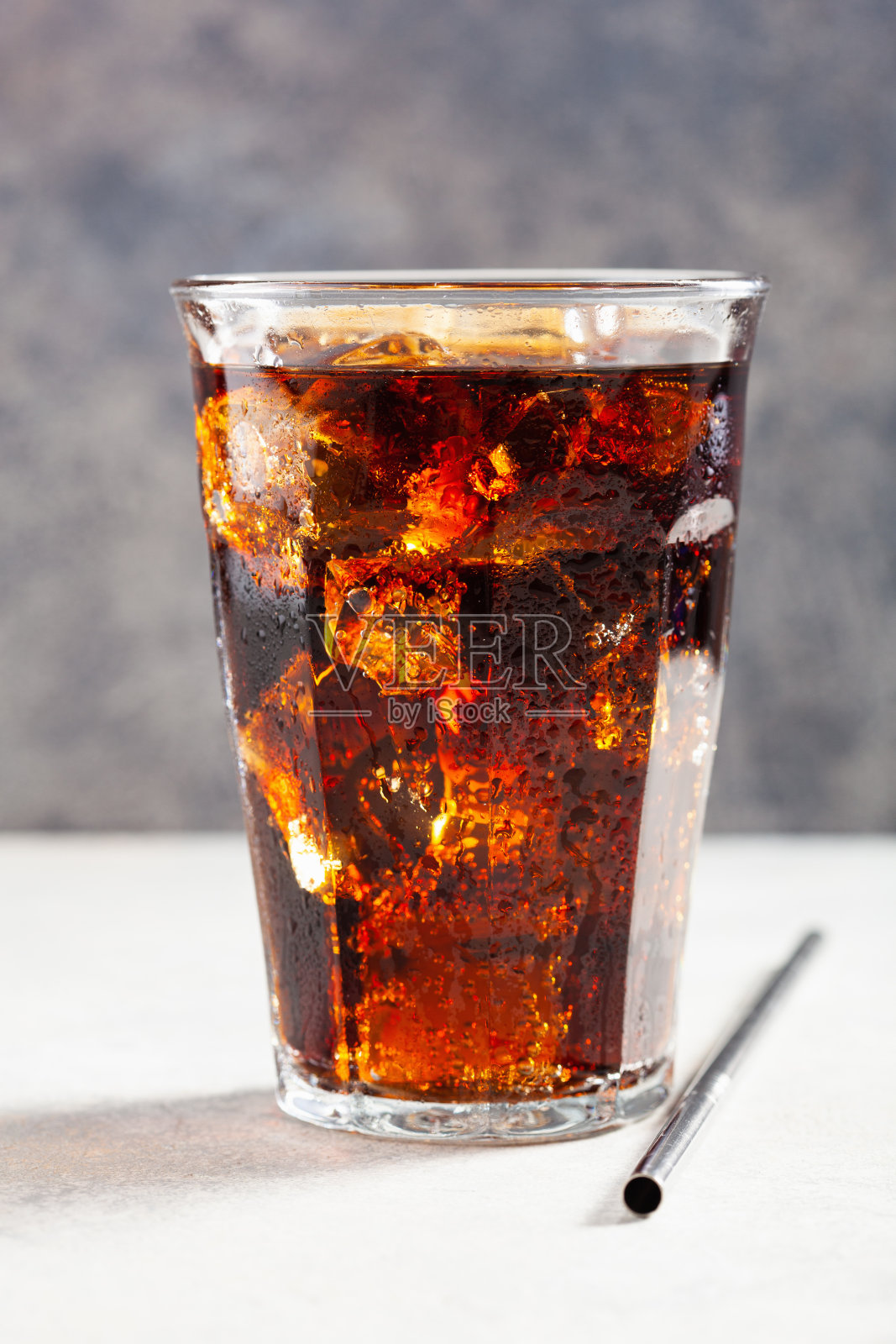 一杯冰凉的可乐软饮料与冰在木制的背景照片摄影图片