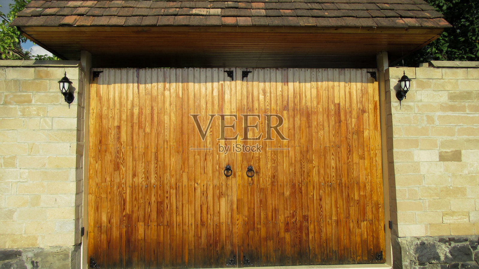 古老的高加索木门在一个乡村照片摄影图片