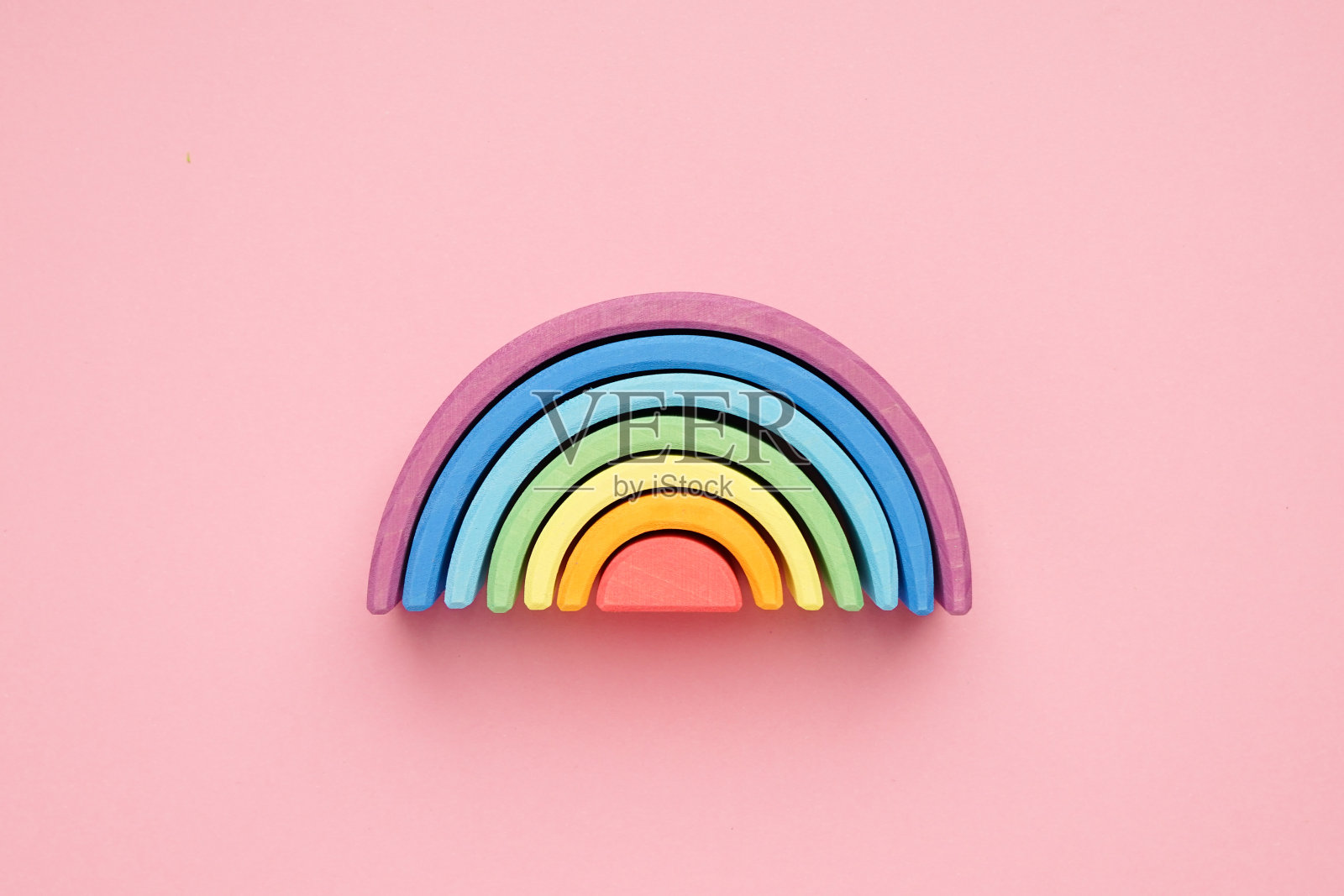 彩色的华尔道夫木彩虹在粉红色的背景蒙特梭利教学教学法照片摄影图片