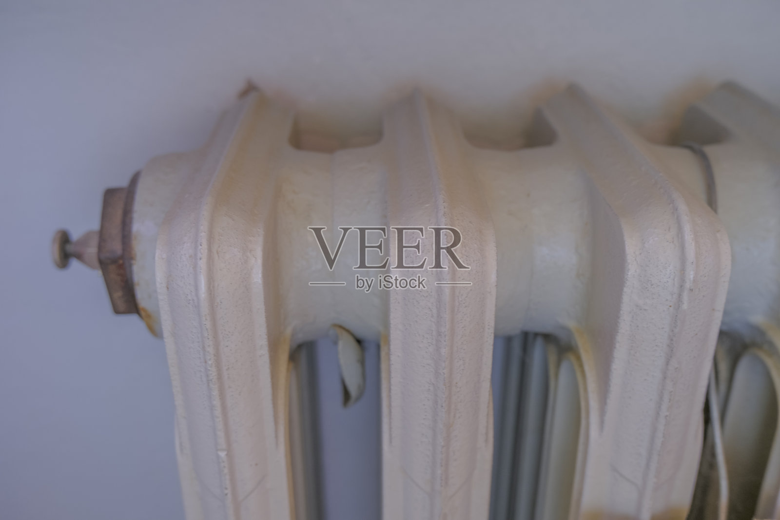 灰色散热器与水龙头特写。散热器。供热基础设施照片摄影图片