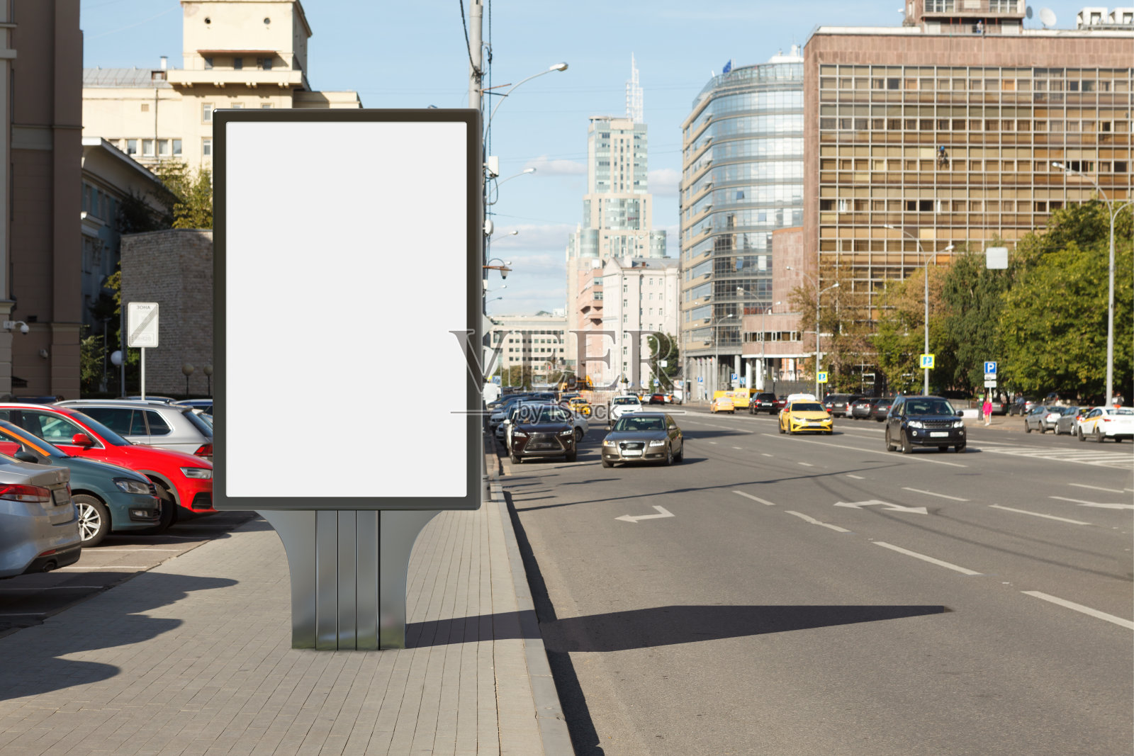 街上竖起了一个广告牌。照片摄影图片