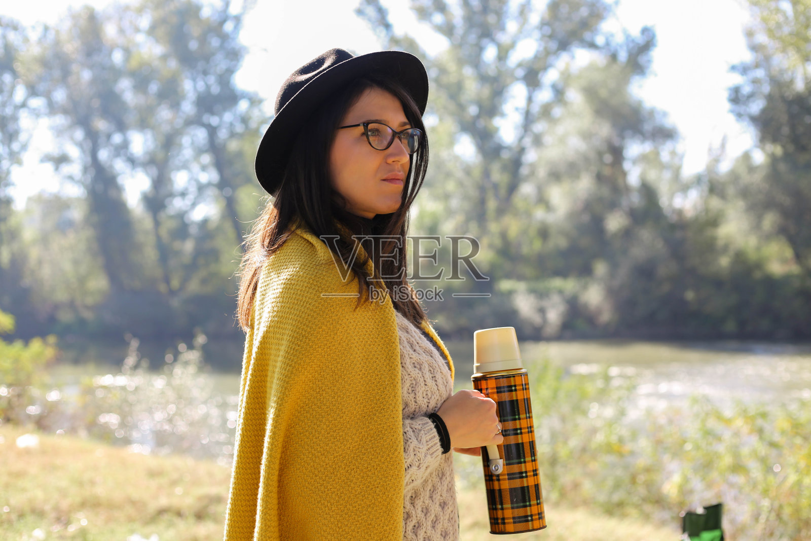 女人喜欢在美丽的秋日在大自然中野餐和露营照片摄影图片