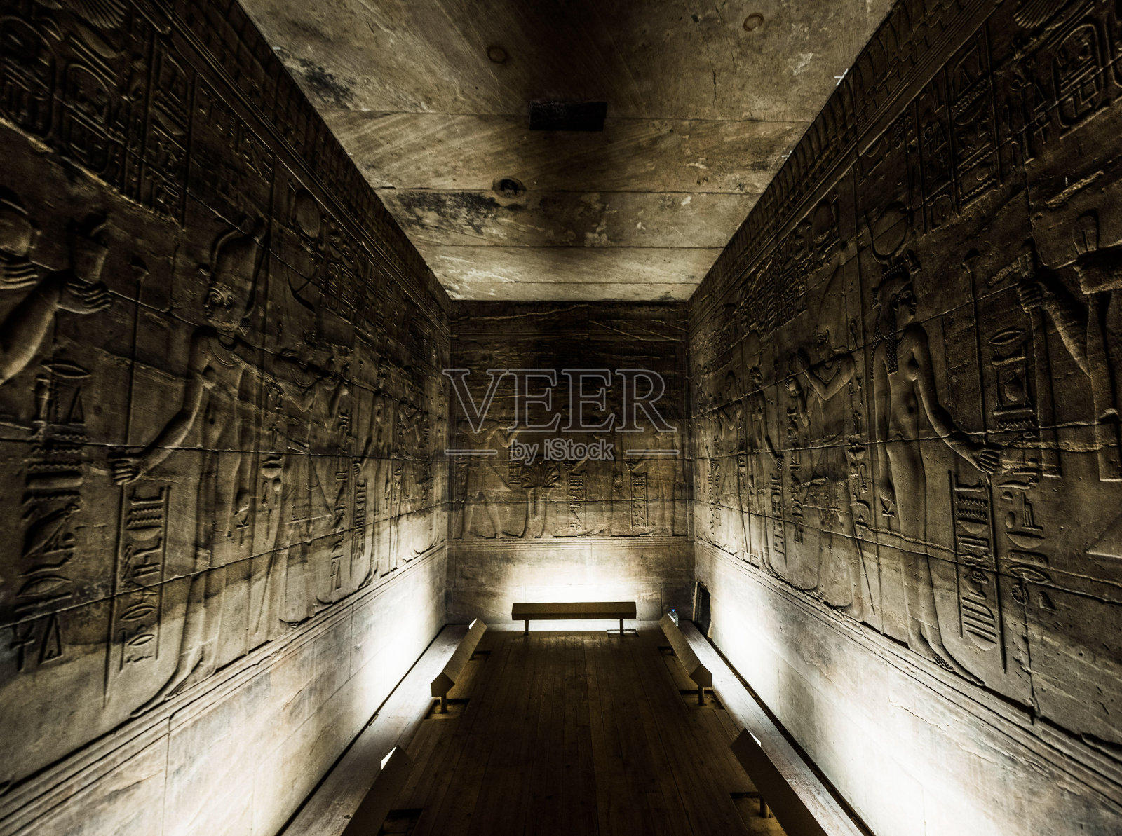 埃及尼罗河阿吉勒基亚岛上的伊西斯神庙,从菲莱岛迁移,阿斯旺,埃及。古老,历史照片摄影图片