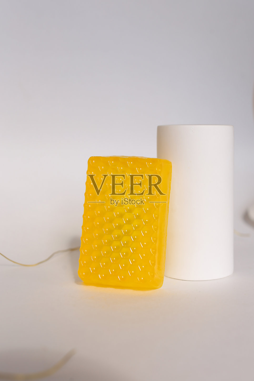 浮雕固体黄色肥皂在灯光背景照片摄影图片