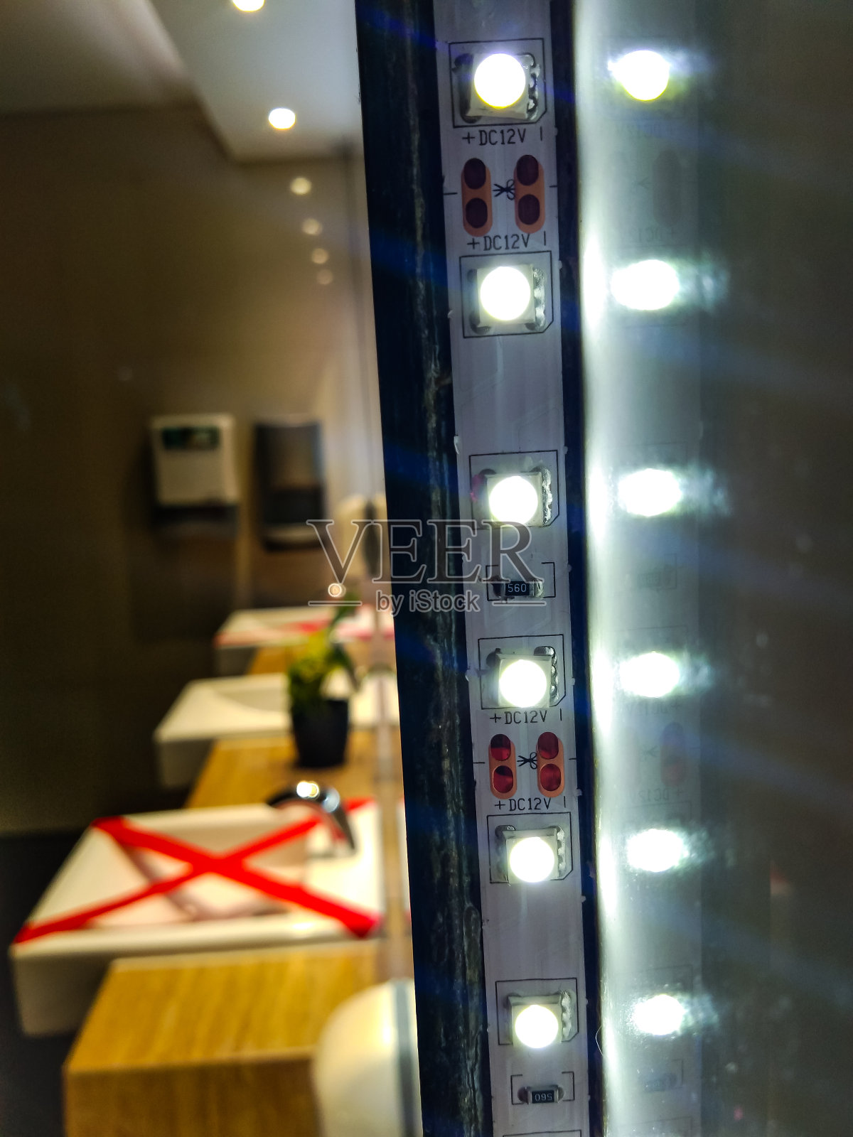 卫生间内的玻璃灯照片摄影图片