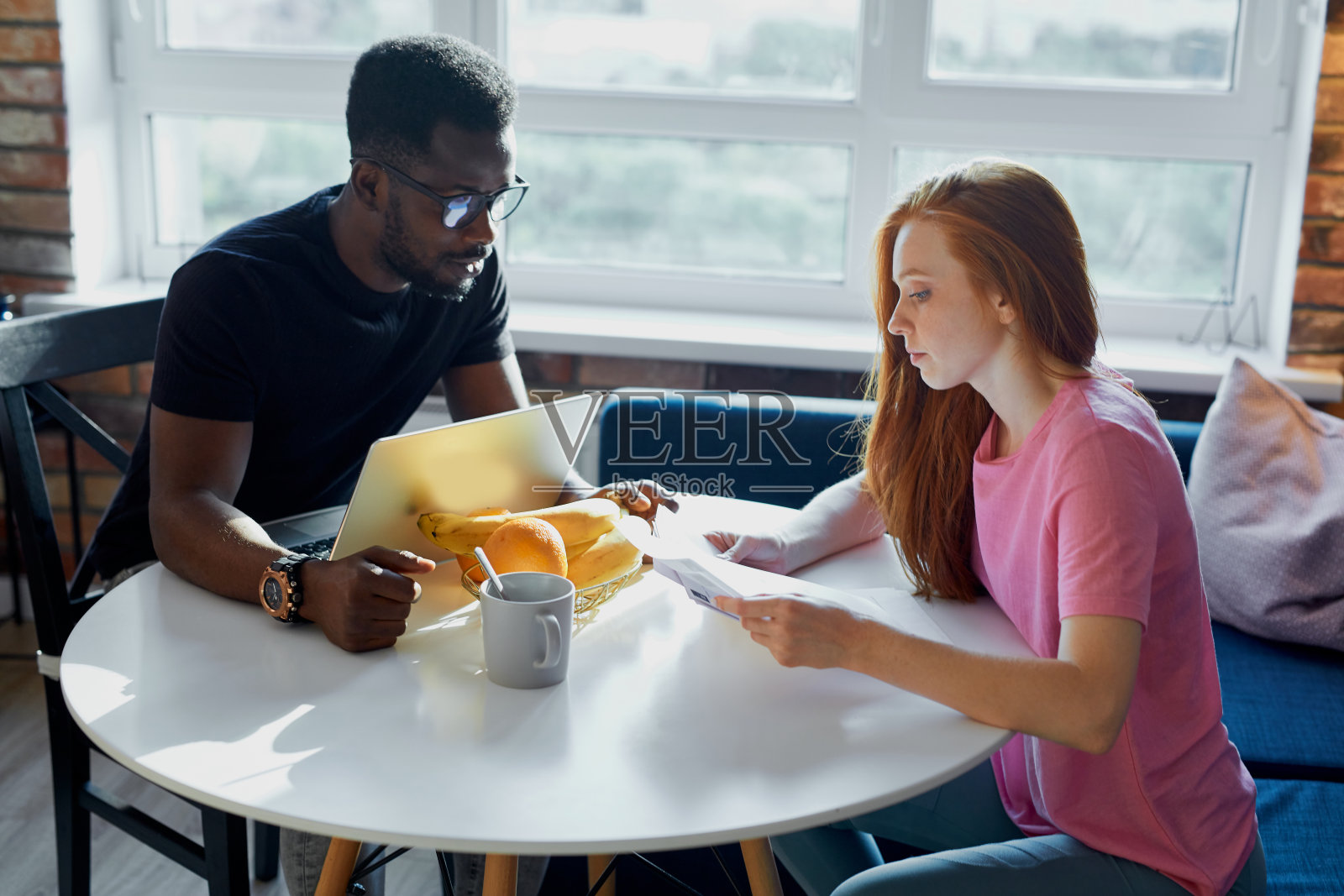 郁闷的女人在家查看文件,男人坐在电脑前照片摄影图片