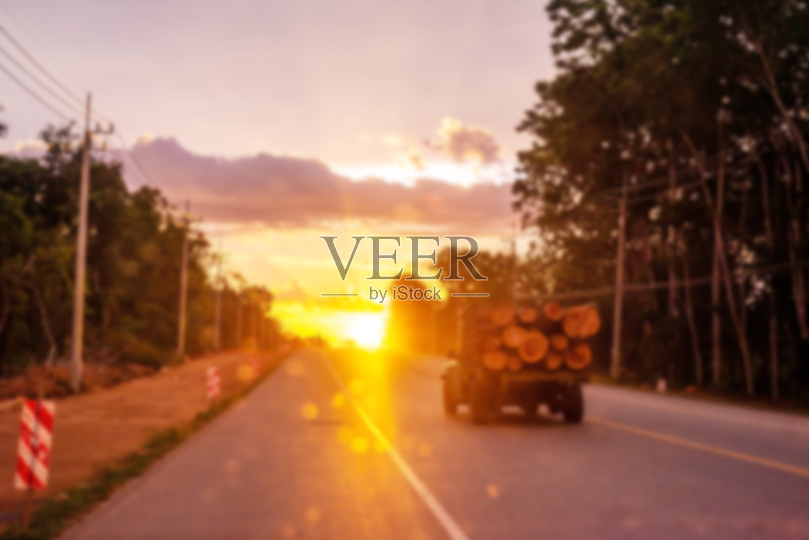 模糊的旧汽车在道路上与五颜六色的夕阳照片摄影图片