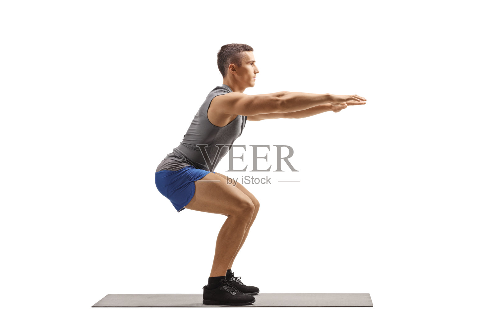 健美的年轻人在做下蹲练习照片摄影图片