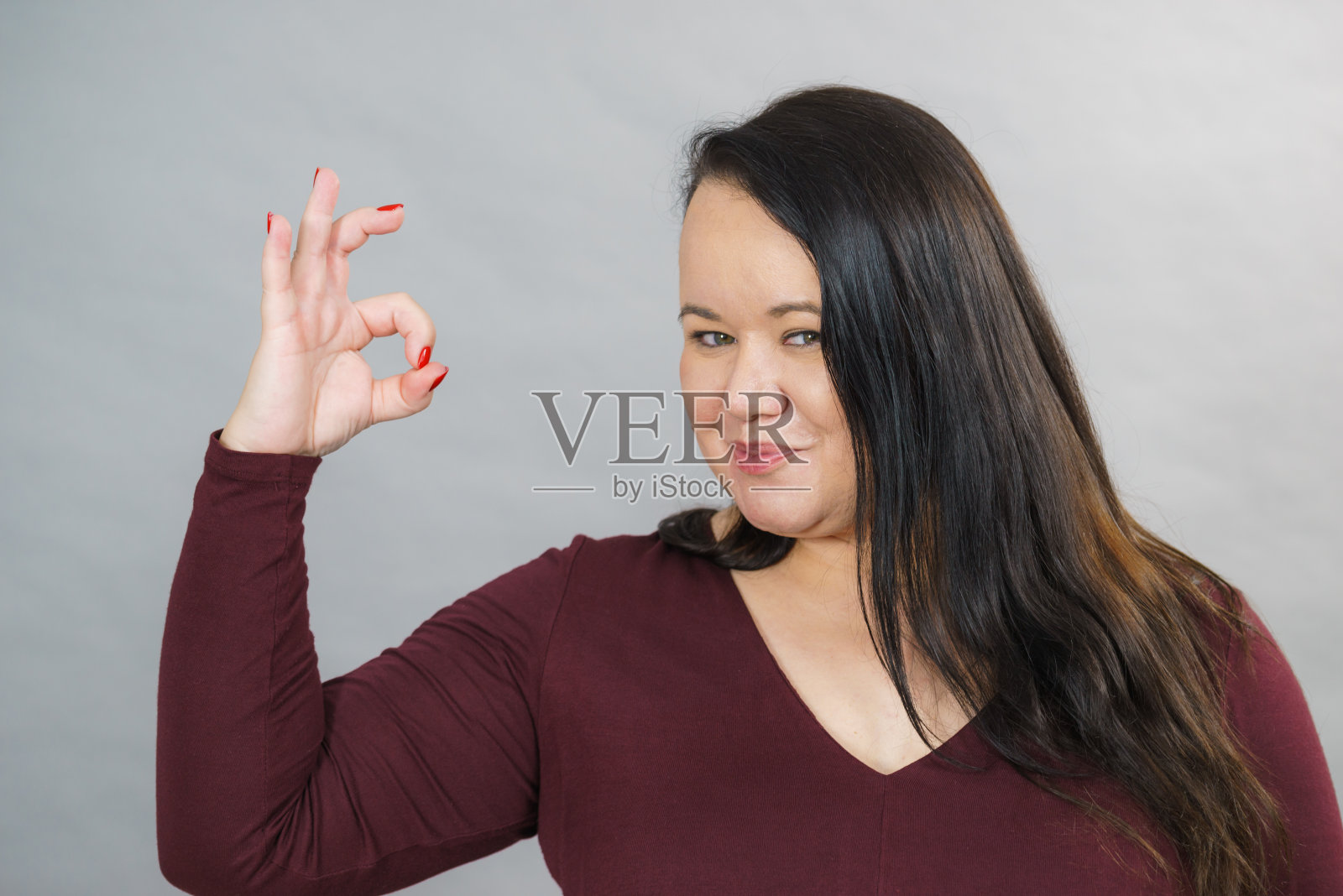 女人竖起大拇指照片摄影图片