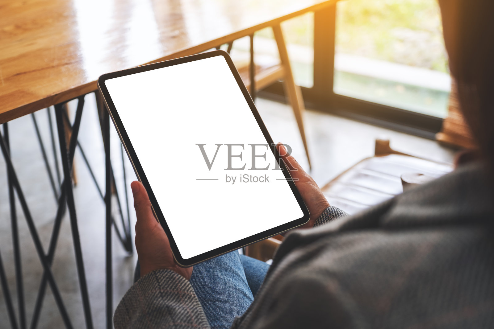 一个女人手里拿着一个白板电脑照片摄影图片