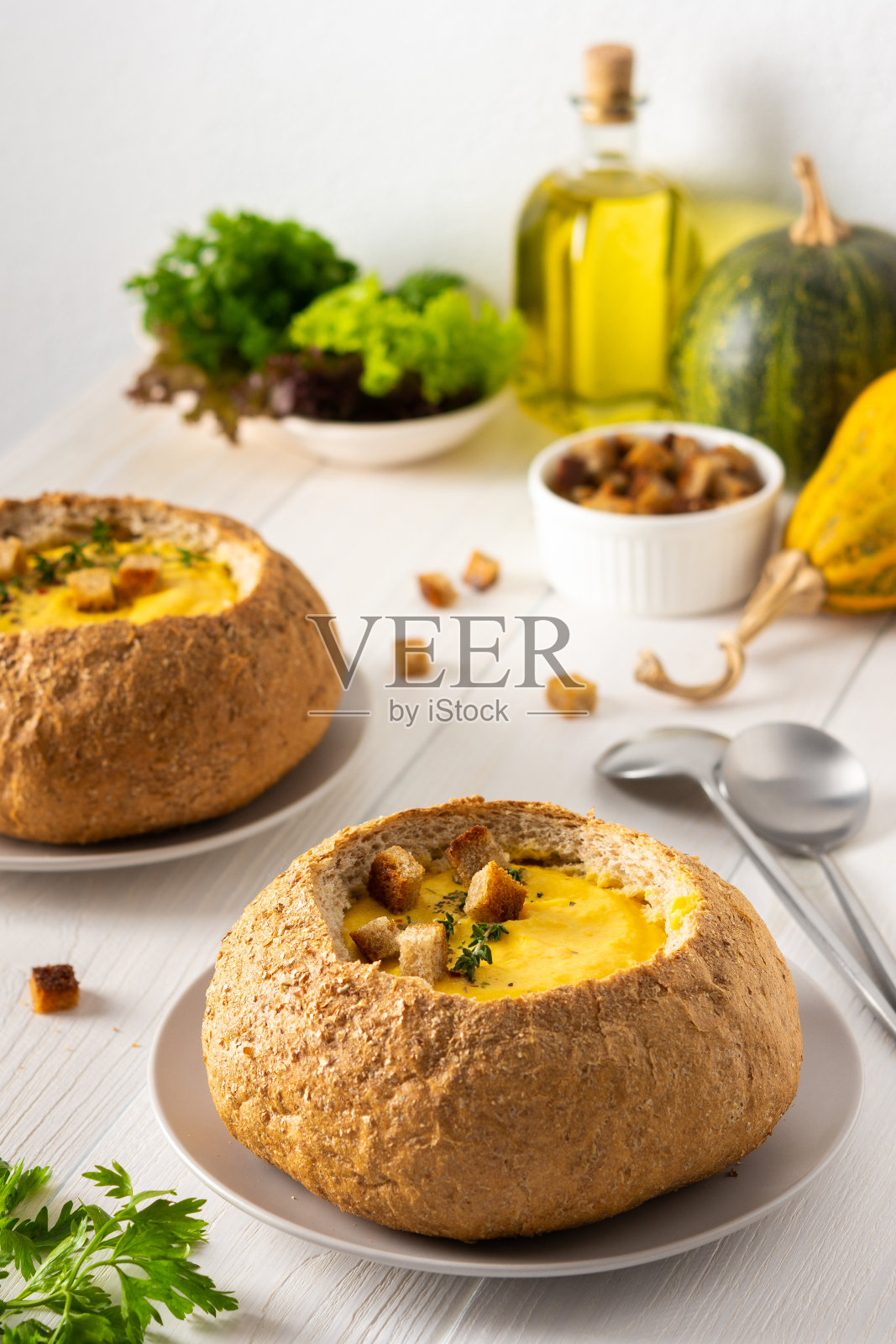 南瓜浓汤和一盘面包照片摄影图片