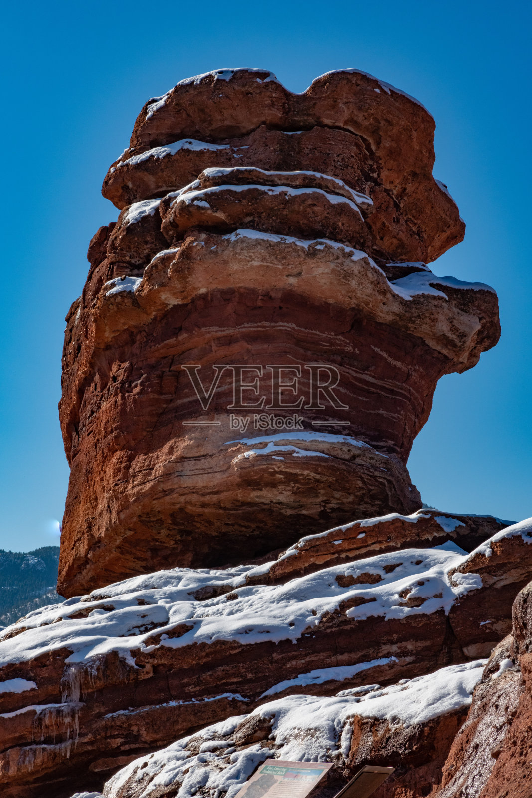 平衡的岩石在花园的神高大的岩石形成后,冬季降雪照片摄影图片
