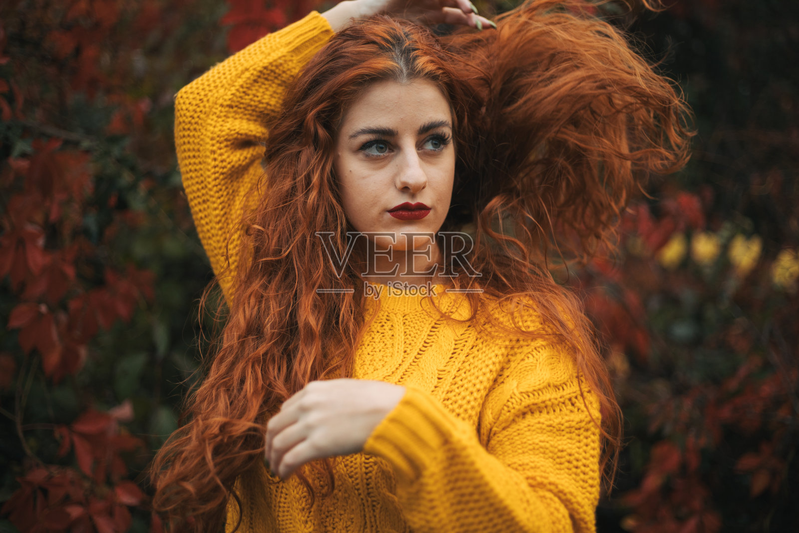 漂亮的女人在户外照片摄影图片