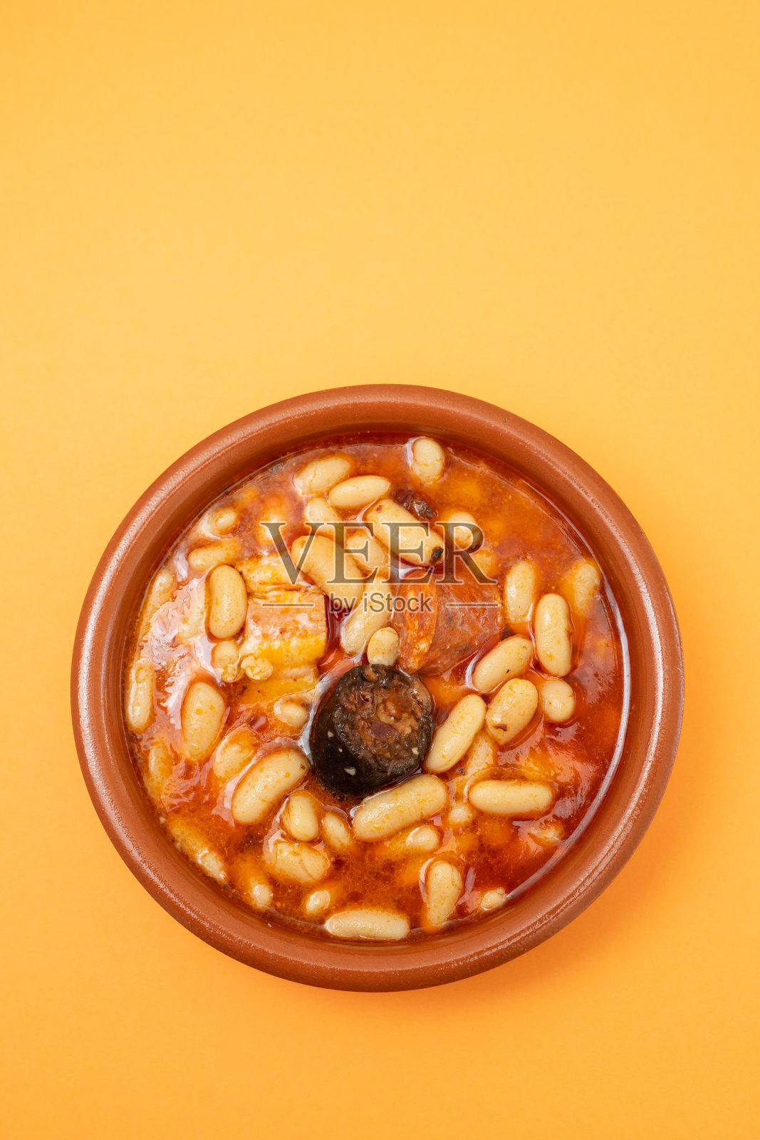 典型的西班牙菜,豆子加熏香肠和肉照片摄影图片