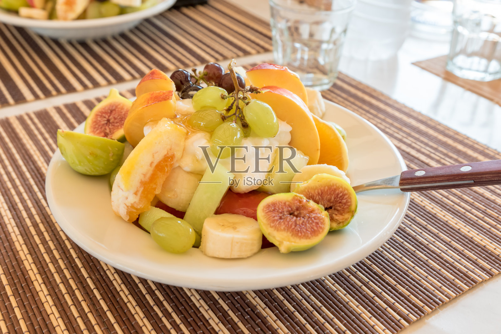 加水果和蜂蜜的希腊酸奶照片摄影图片