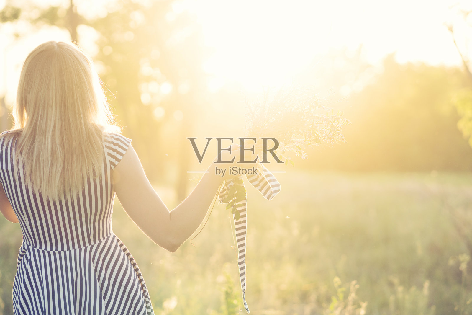 阳光女孩的背景照片摄影图片