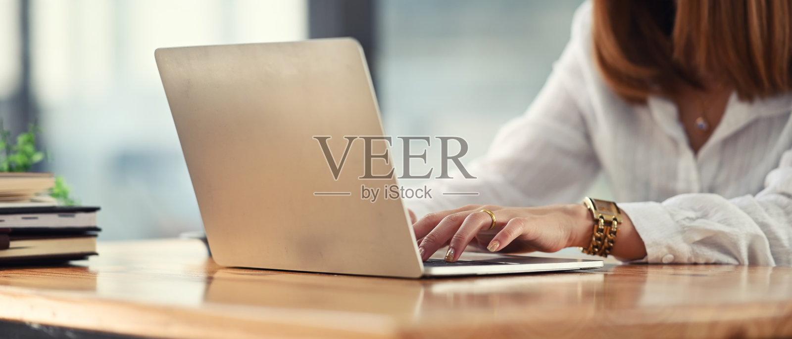 女性办公室工作人员在她的办公室与模拟笔记本电脑的剪辑镜头。照片摄影图片