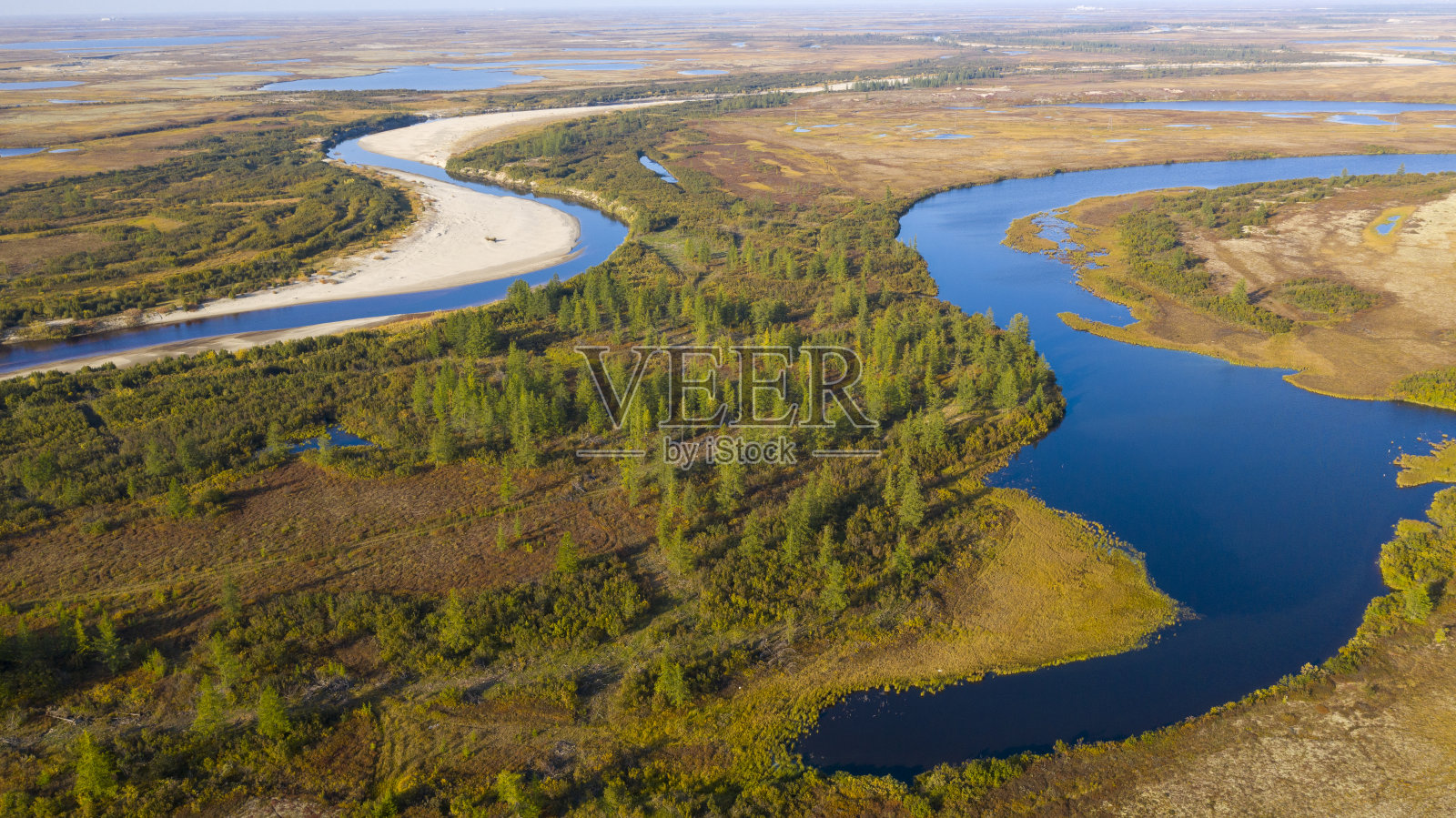 秋天的森林苔原景观和沙质河岸,鸟瞰。北极圈,tunda。从直升机上俯瞰苔原的美丽风景。照片摄影图片
