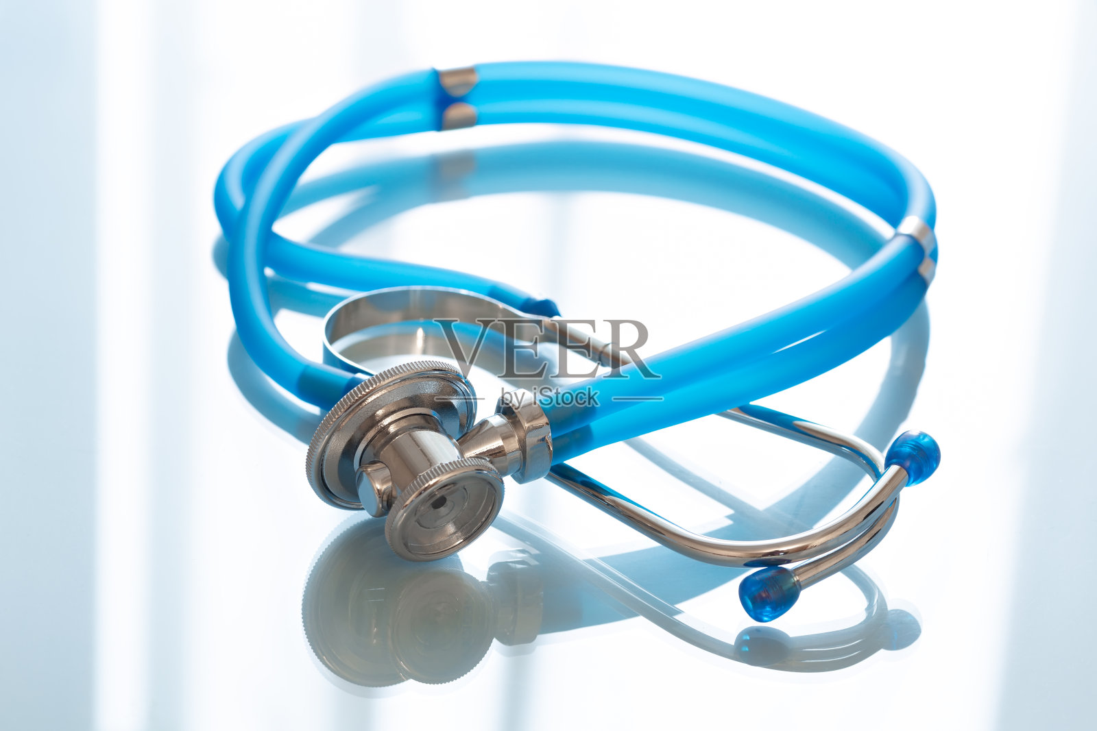 听诊器或耳内窥镜为蓝色背景。照片摄影图片