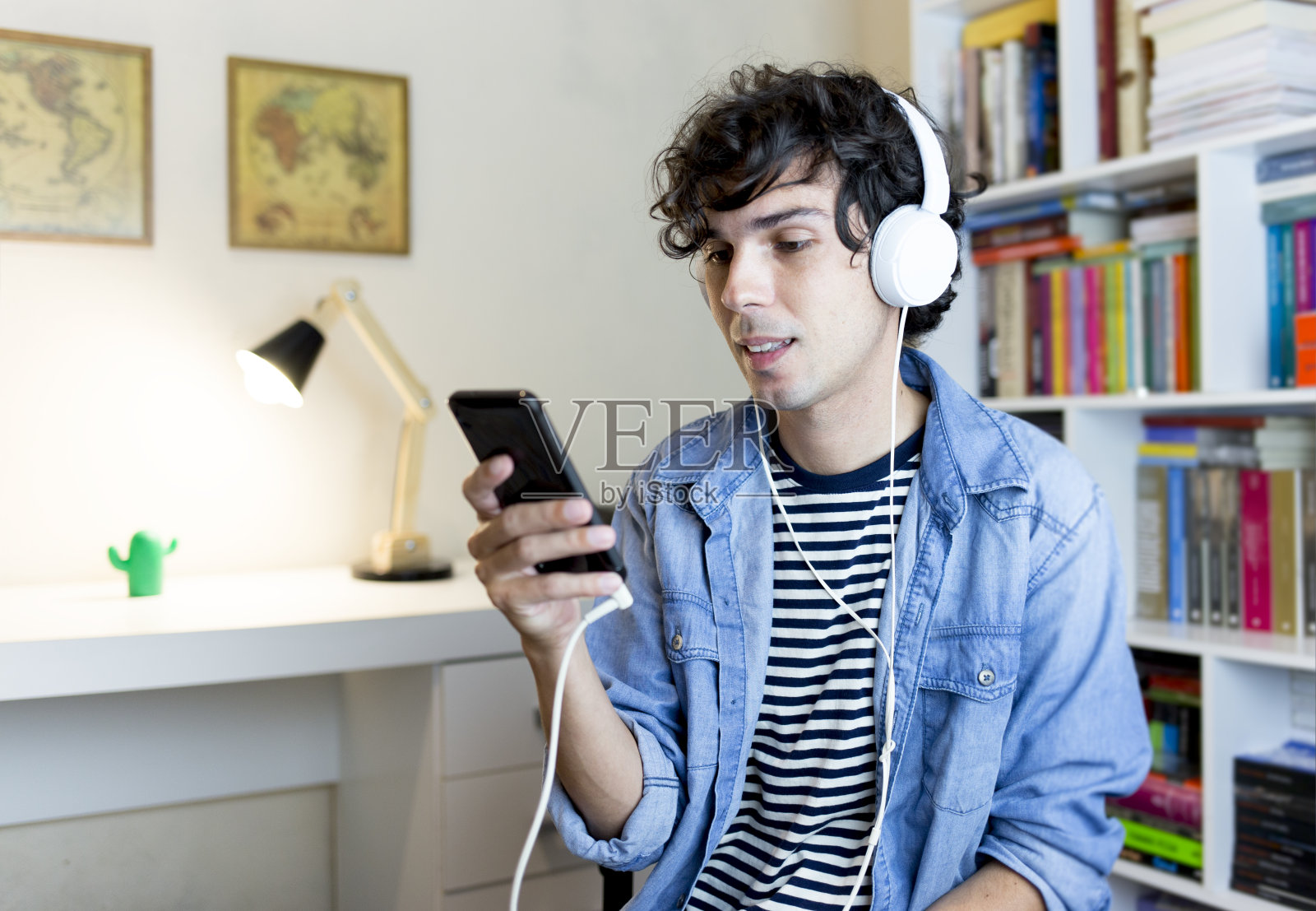 年轻人在听音乐照片摄影图片