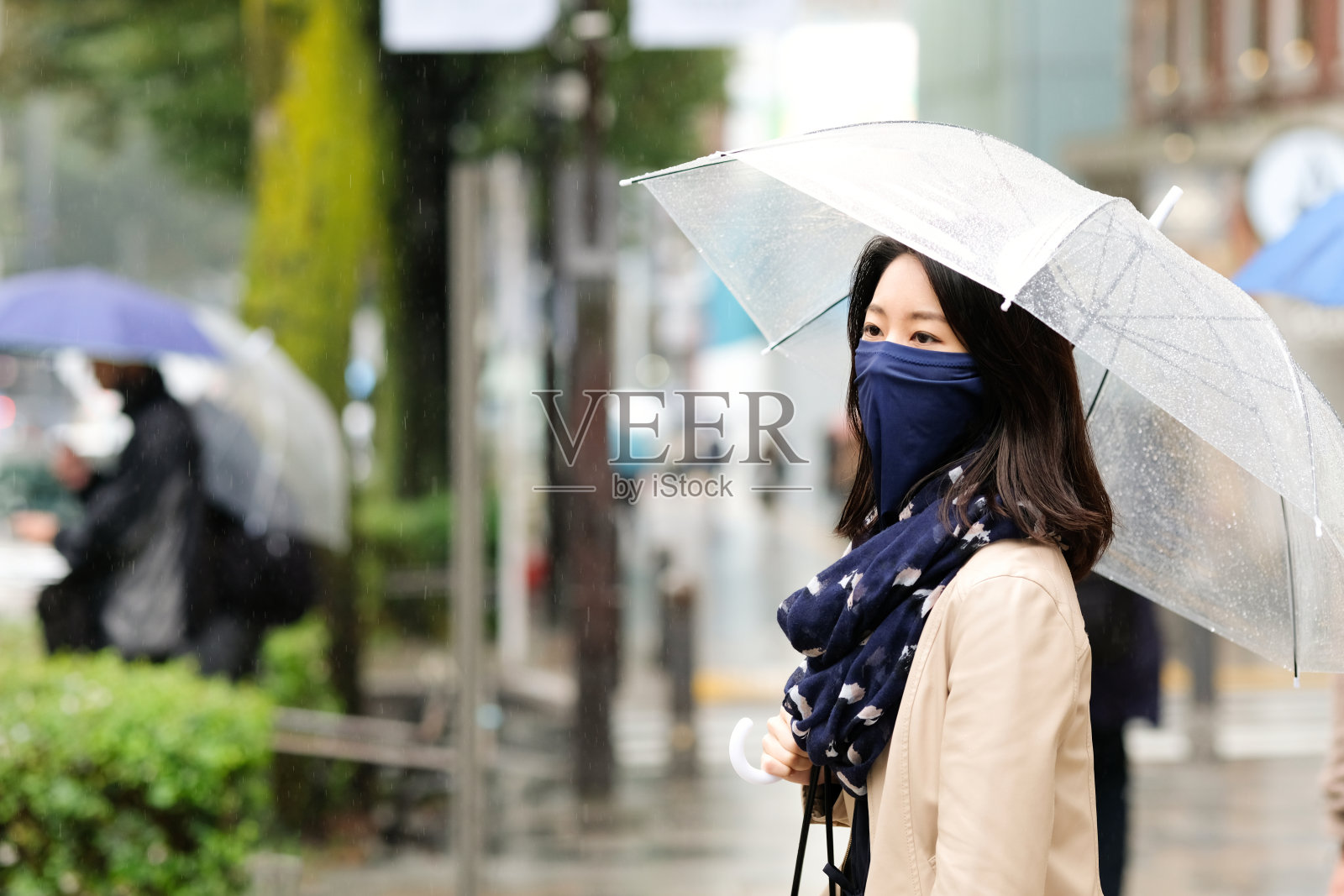 年轻女子穿着颈套走在街上照片摄影图片
