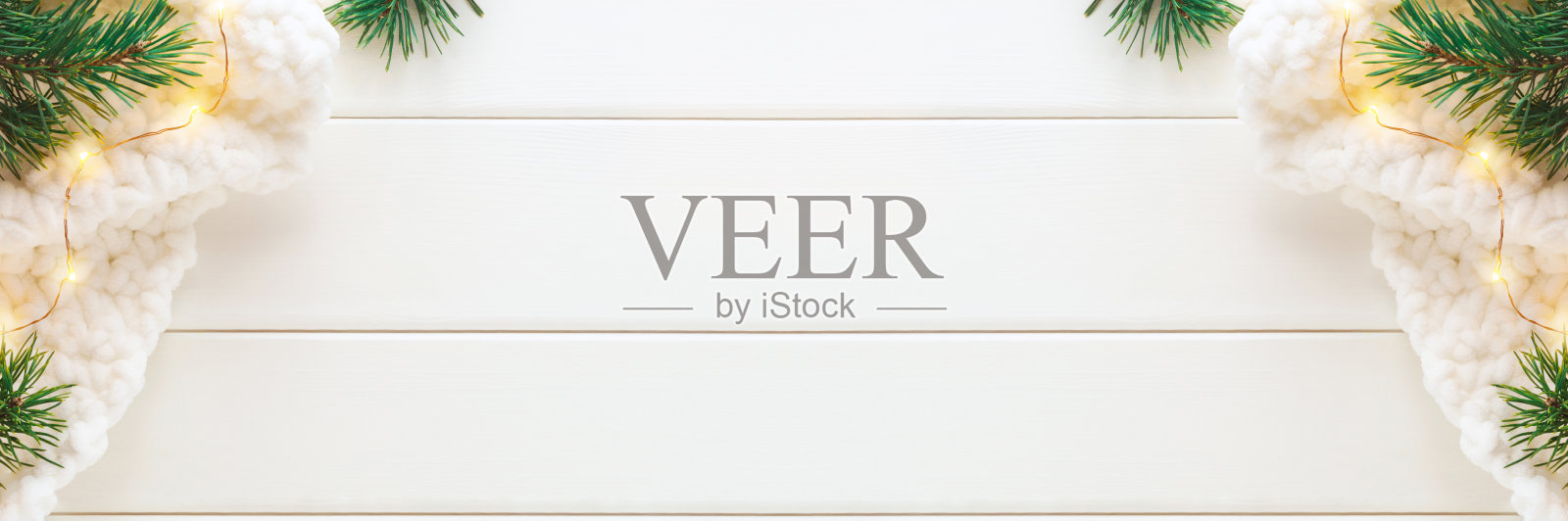 圣诞背景用冷杉树枝和装饰品。照片摄影图片