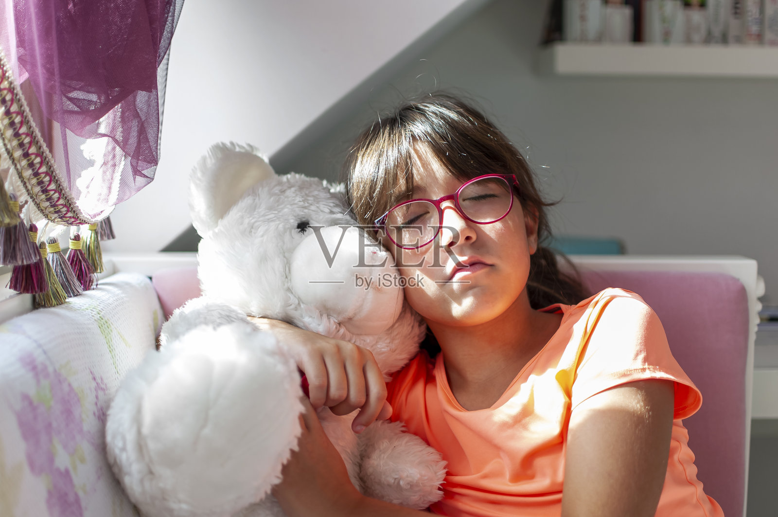 可爱的小女孩和她的泰迪熊睡觉照片摄影图片