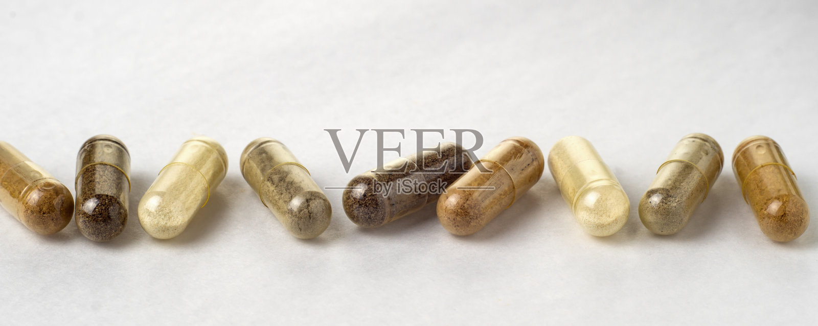 白色表面上的各种医疗胶囊照片摄影图片
