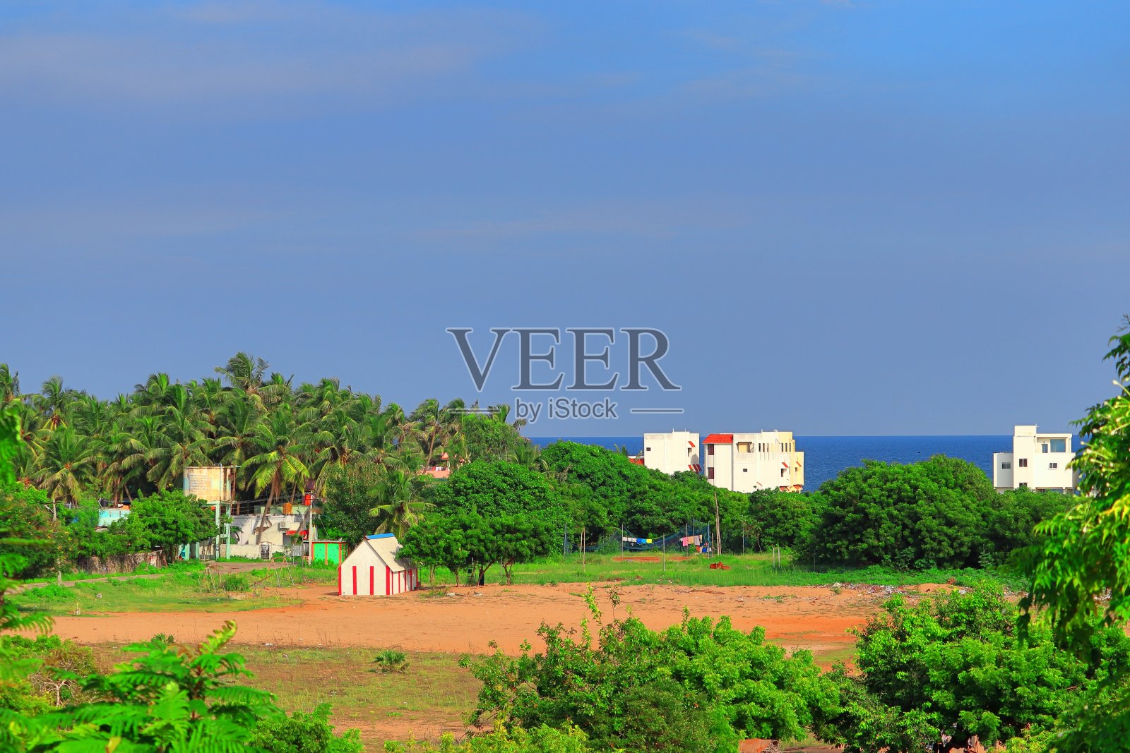 美丽的海景景观摄影与美丽迷人的建筑,瓦顶和椰子和其他树木植物的气氛周围。照片摄影图片