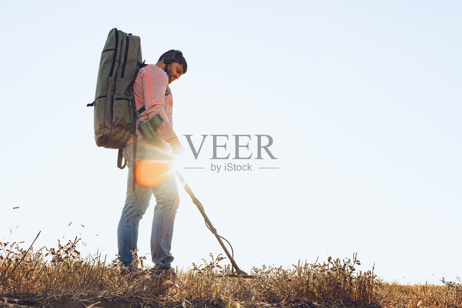 带着金属探测器的人在野外搜寻金属物品照片摄影图片