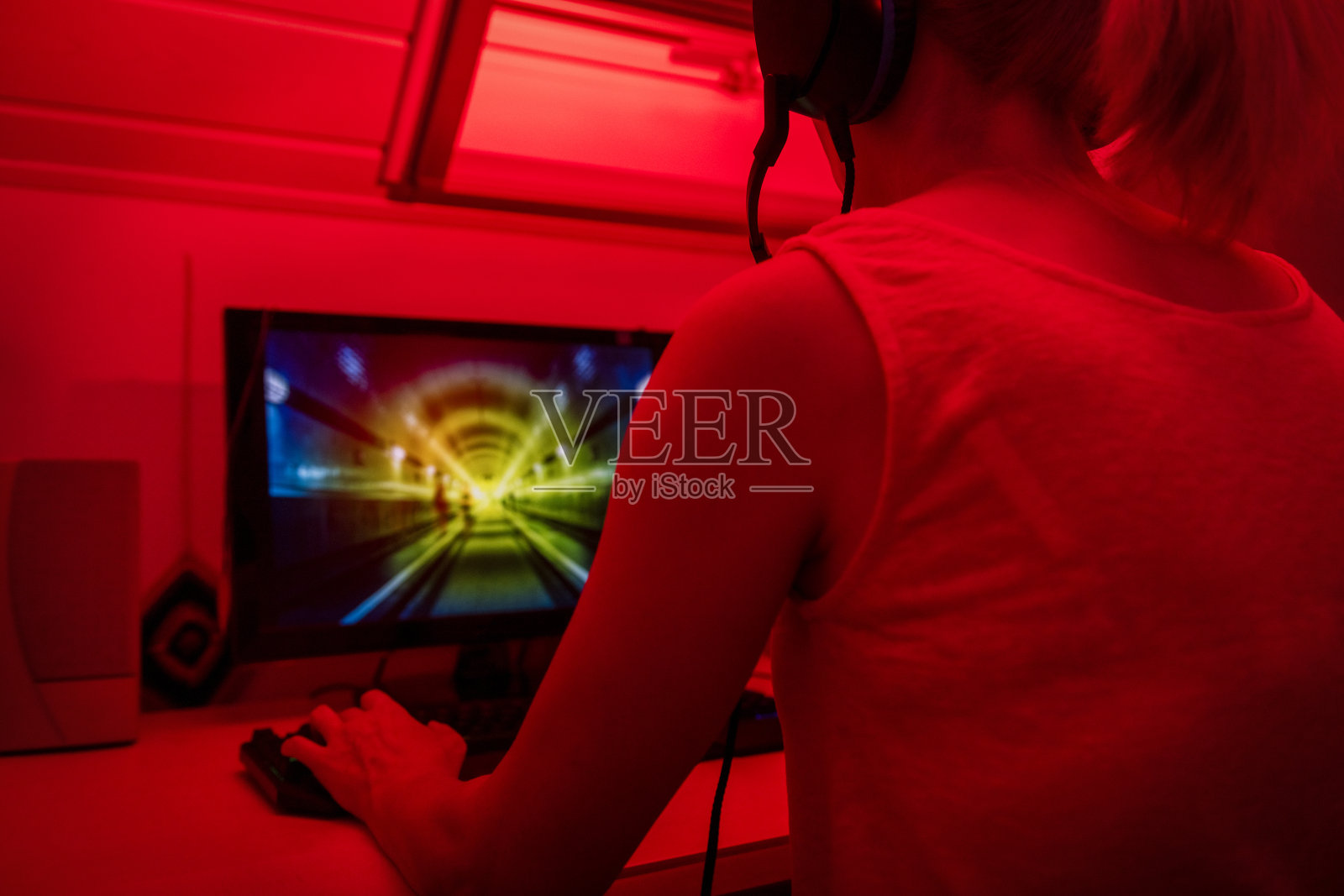 一个年轻女子玩电脑游戏的后视图照片摄影图片