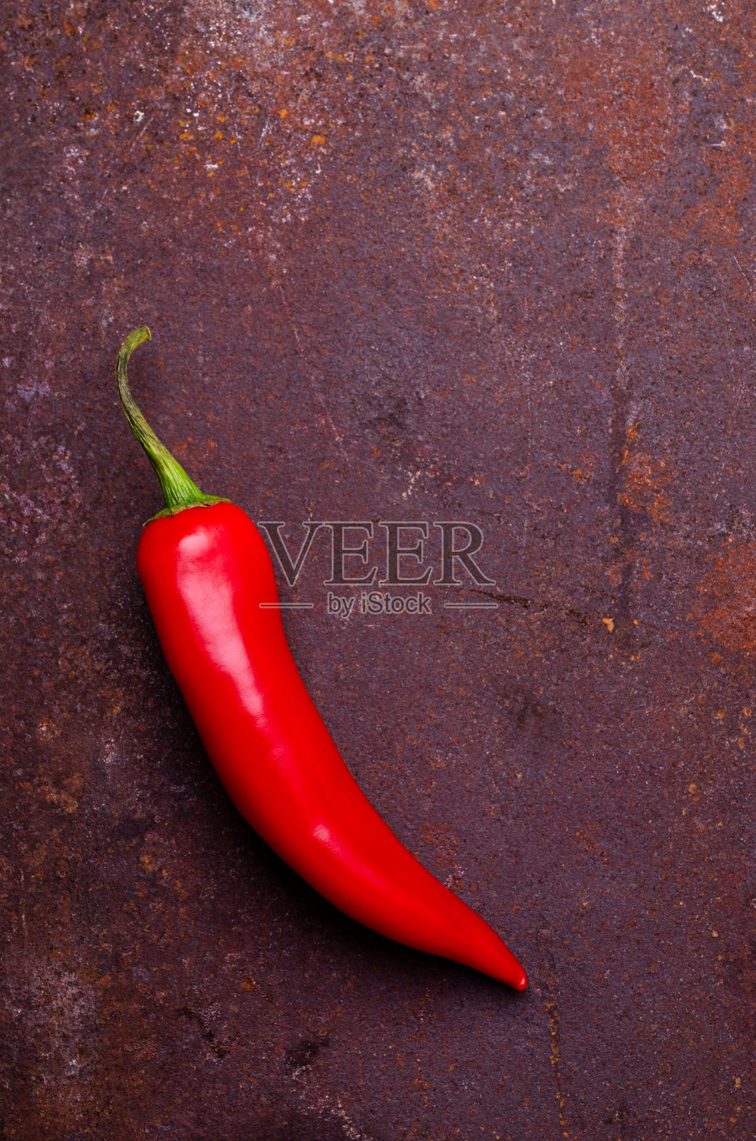 红辣椒荚在生锈的棕色金属背景上。照片摄影图片