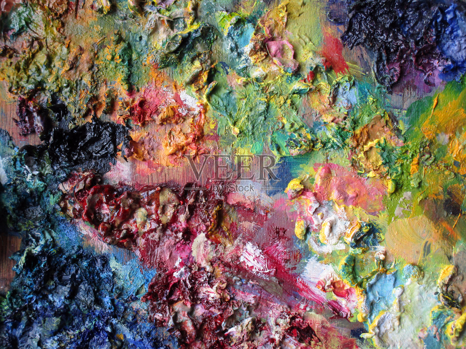 废弃的旧木托盘上凝结的多色油漆照片摄影图片