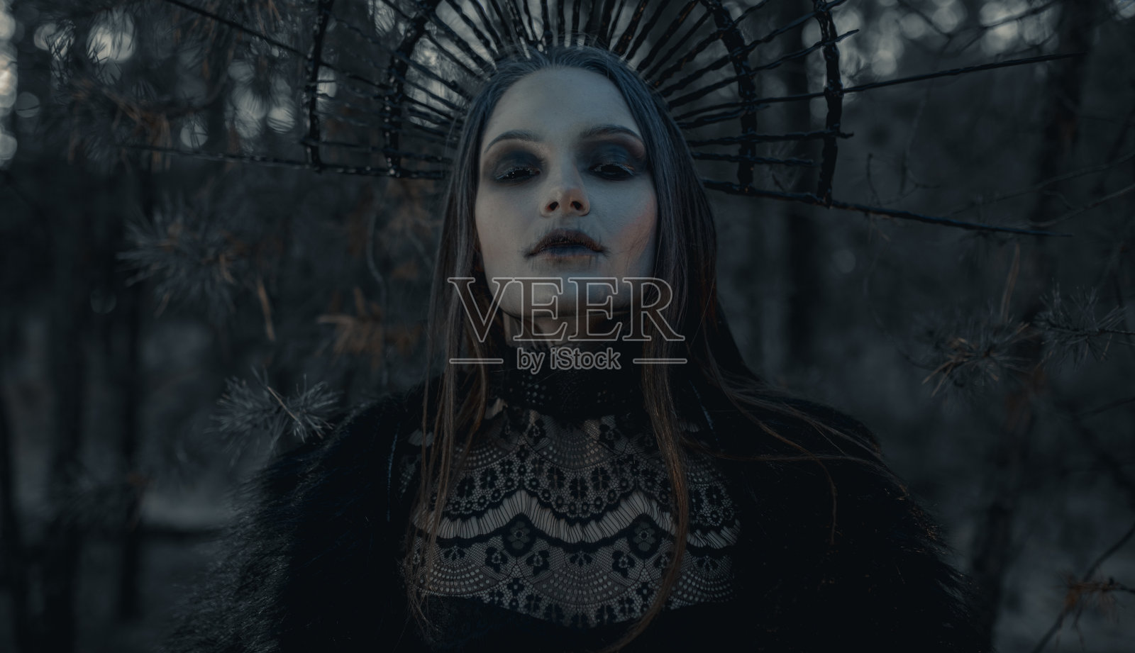 黑暗森林中女巫形象中的女人肖像。照片摄影图片