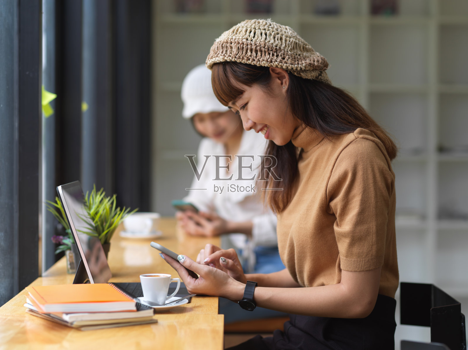 女性在工作空间使用智能手机的剪接镜头照片摄影图片
