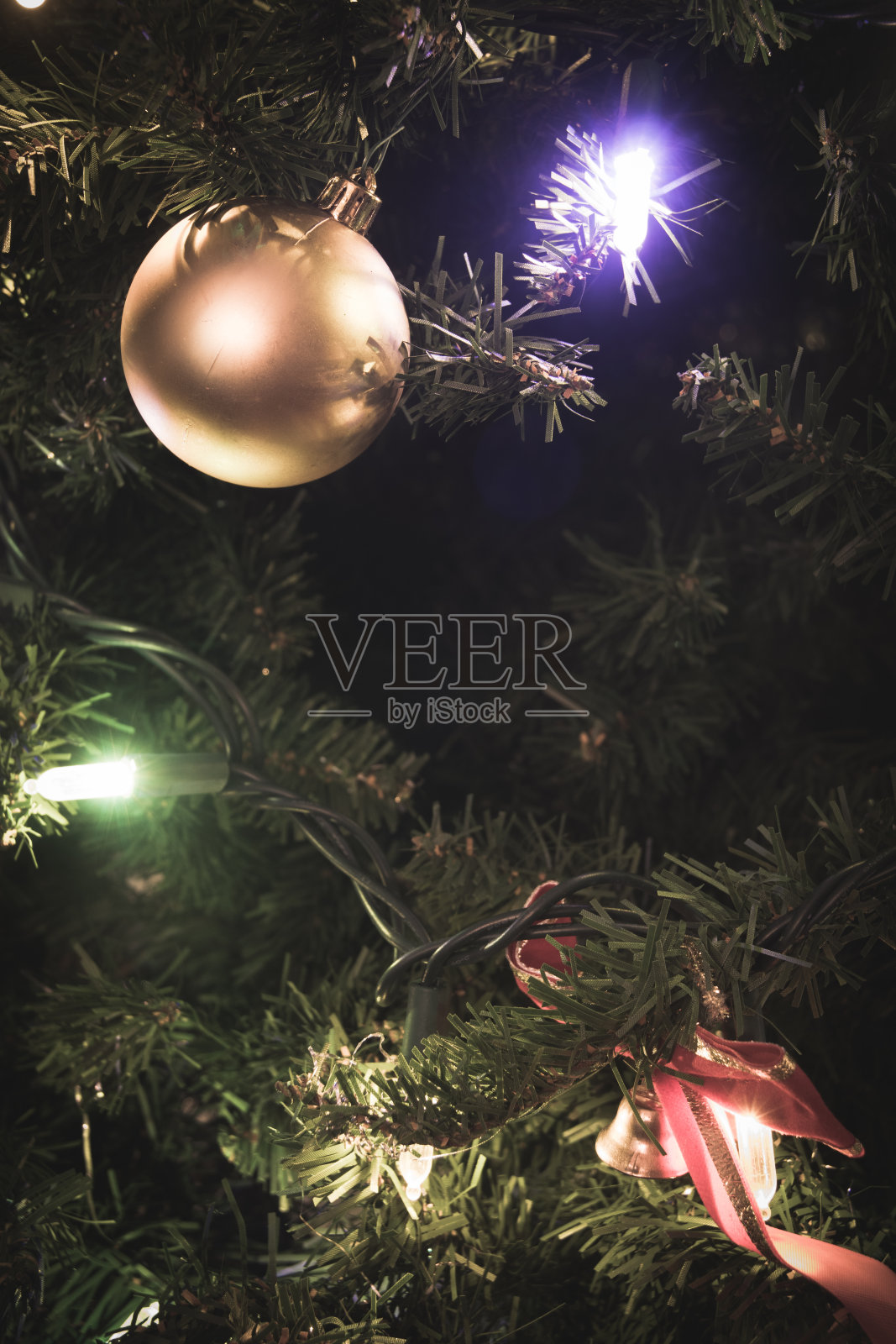 圣诞树上的圣诞装饰物照片摄影图片