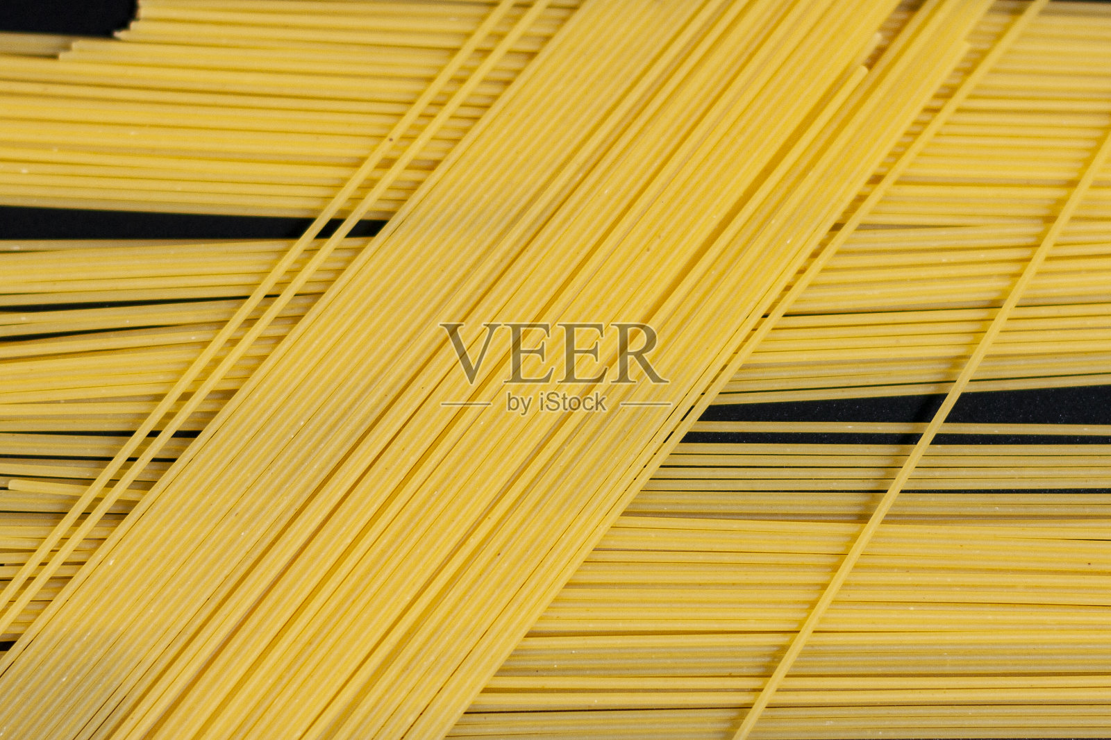 几束长长的粉丝在屏幕中央重叠。照片摄影图片