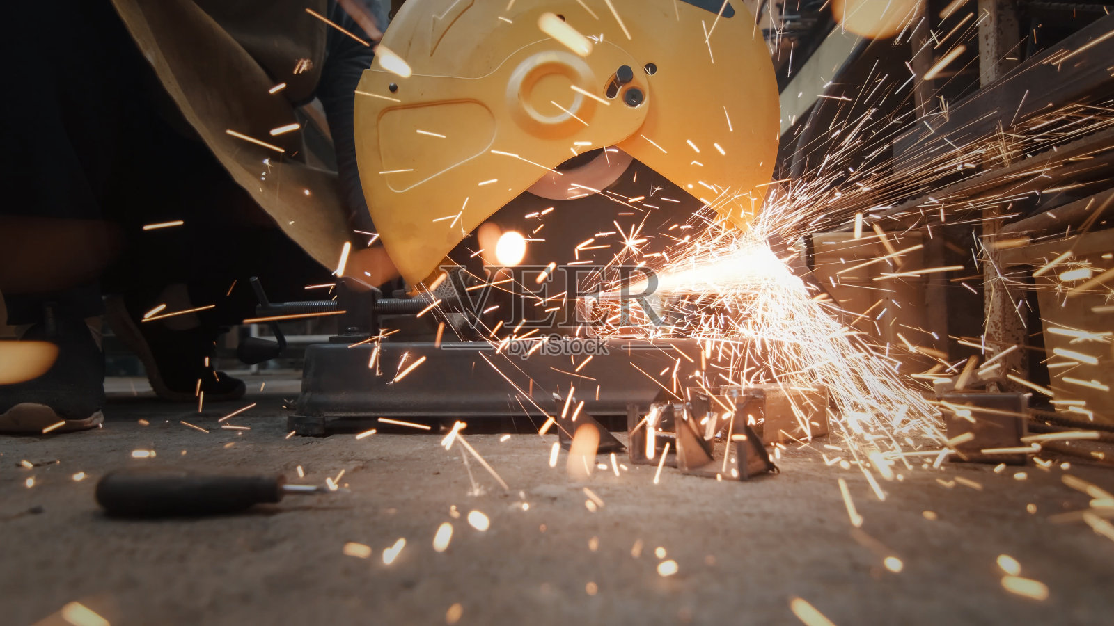 用圆锯锯金属,火花多多。违反安全照片摄影图片