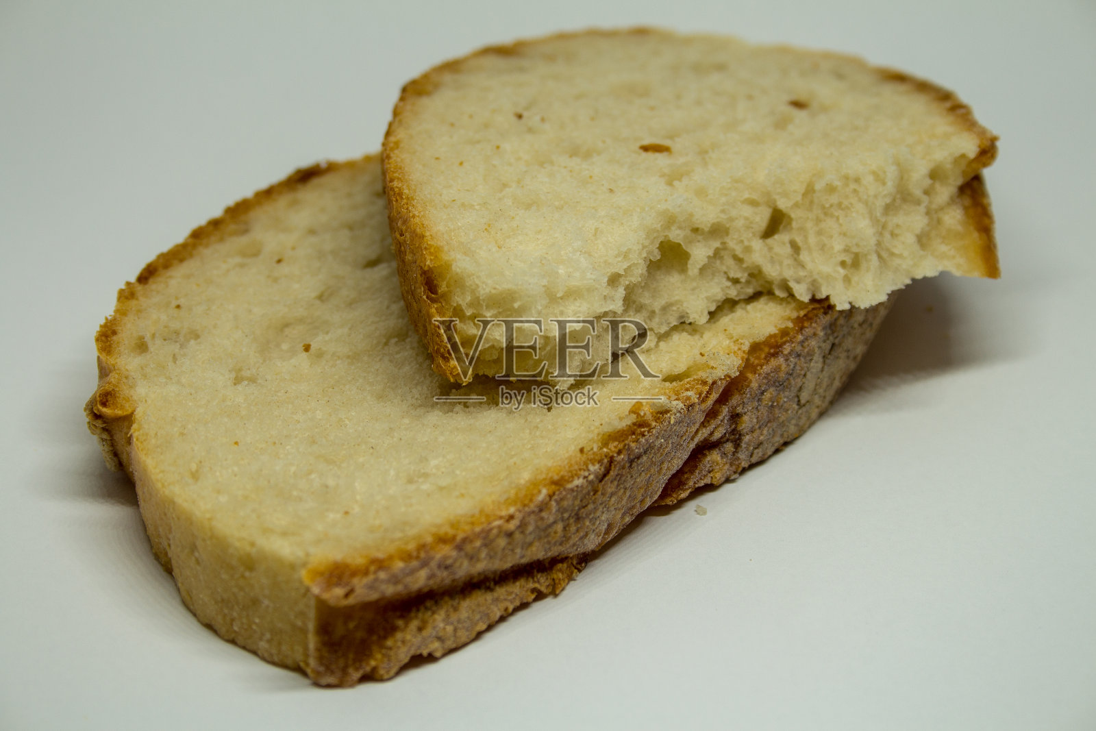 新鲜的面包片在白色的背景下,吃健康的概念照片摄影图片