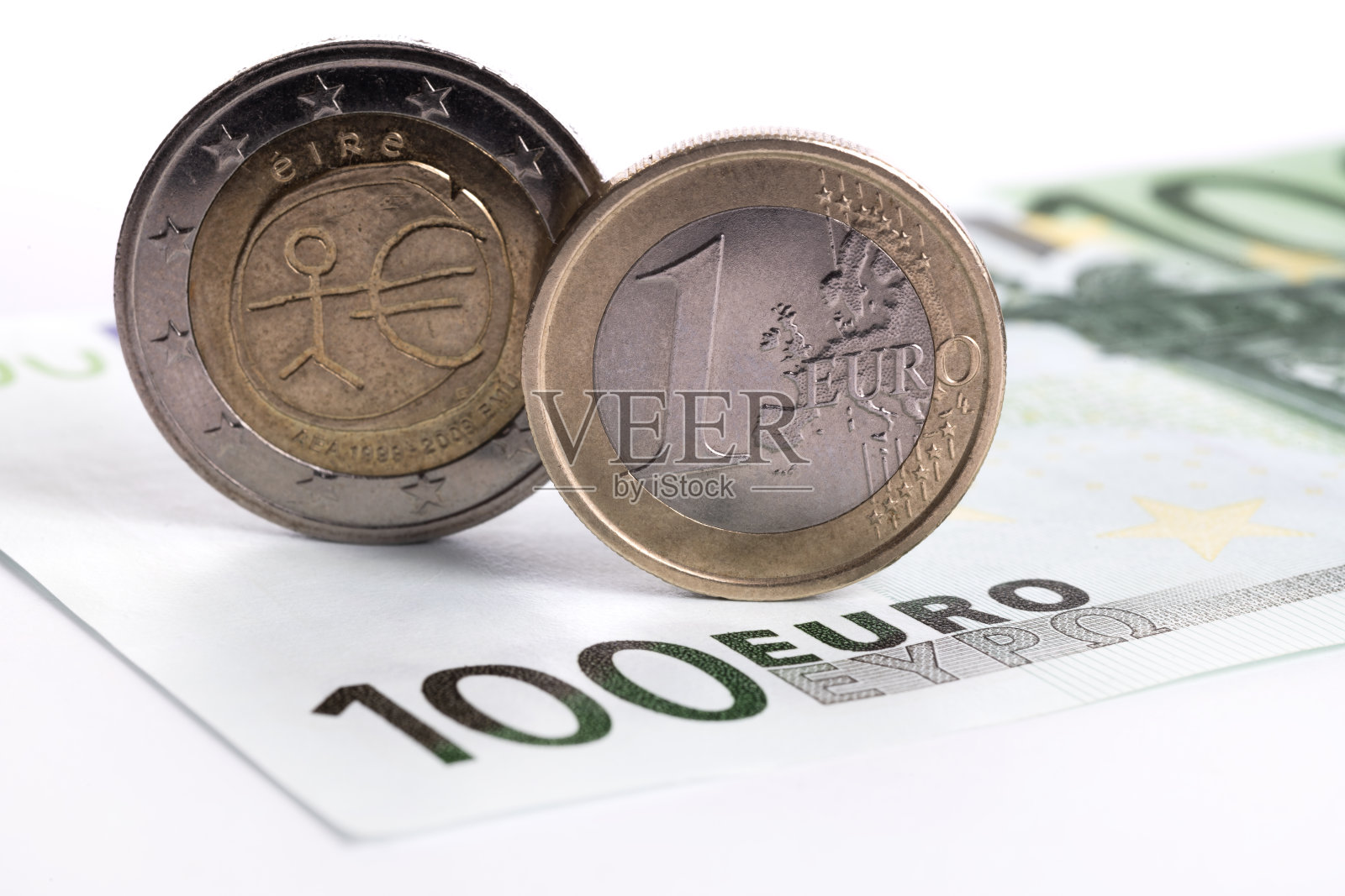 一个欧元硬币的背景上的一个碎片的100欧元纸币照片摄影图片