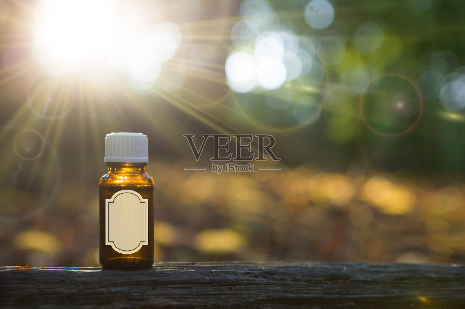 瓶子与草药芳香油在一个绿色的背景-模拟。照片摄影图片