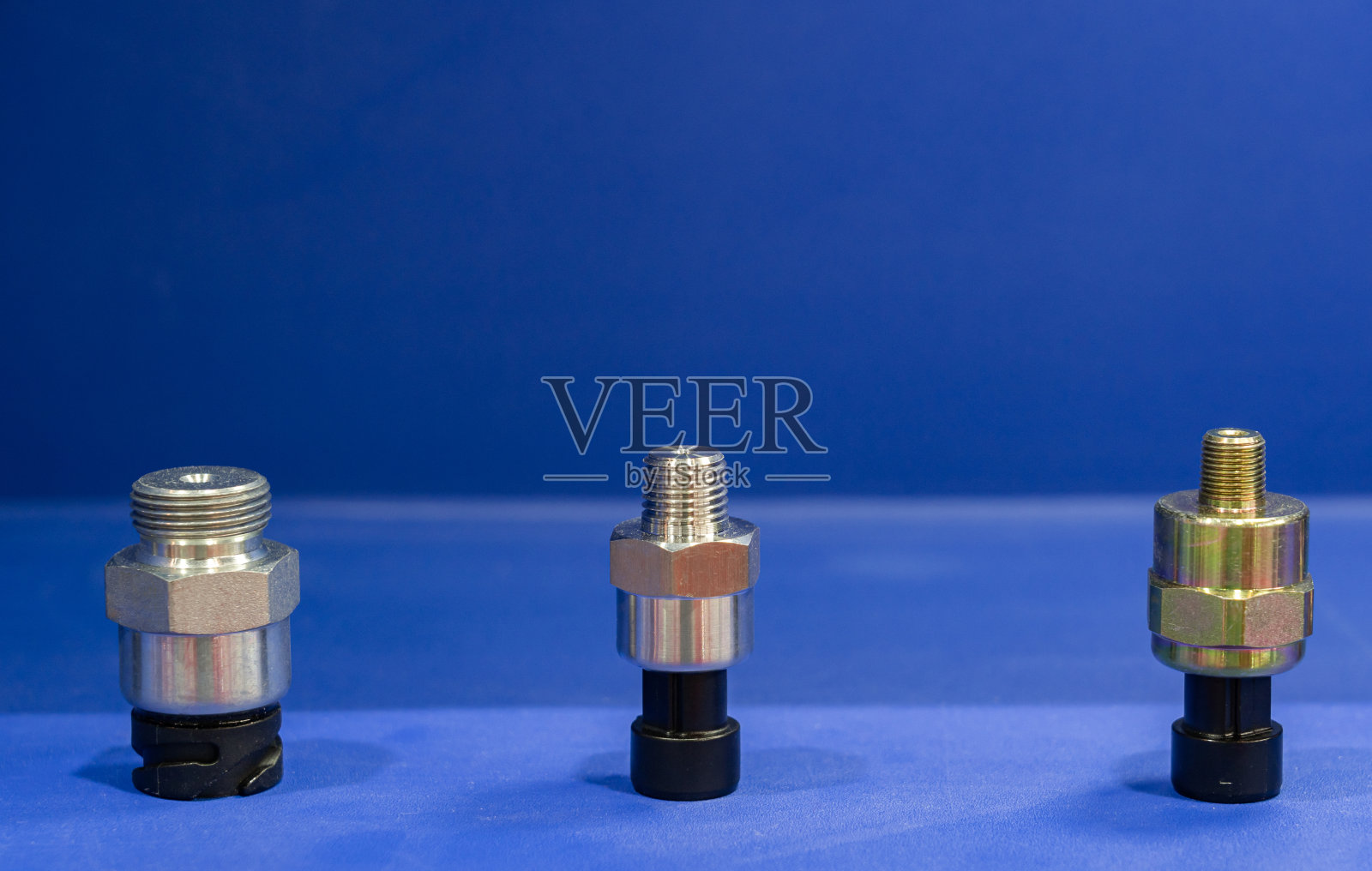 蓝色背景上的汽车零件螺母紧固件照片摄影图片