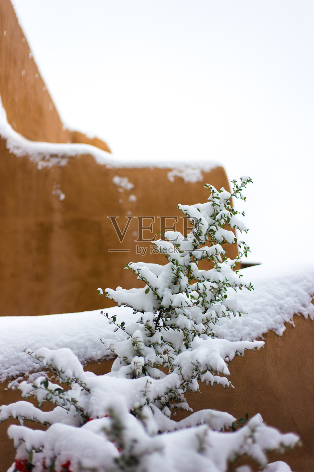 圣塔菲,内省:暴风雪中的土坯墙照片摄影图片